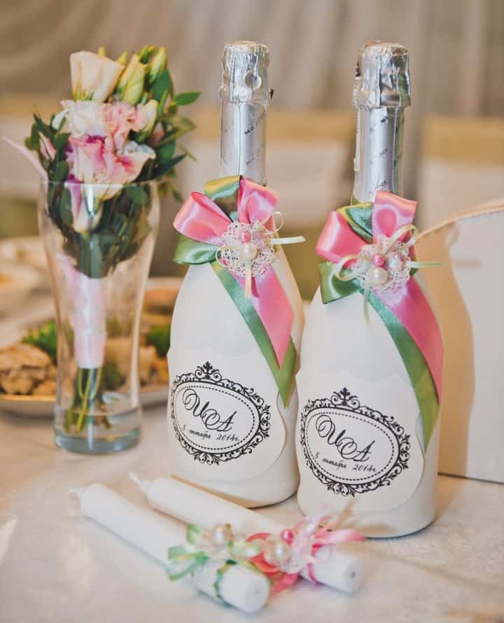 Decoración de boda con botellas de champán.